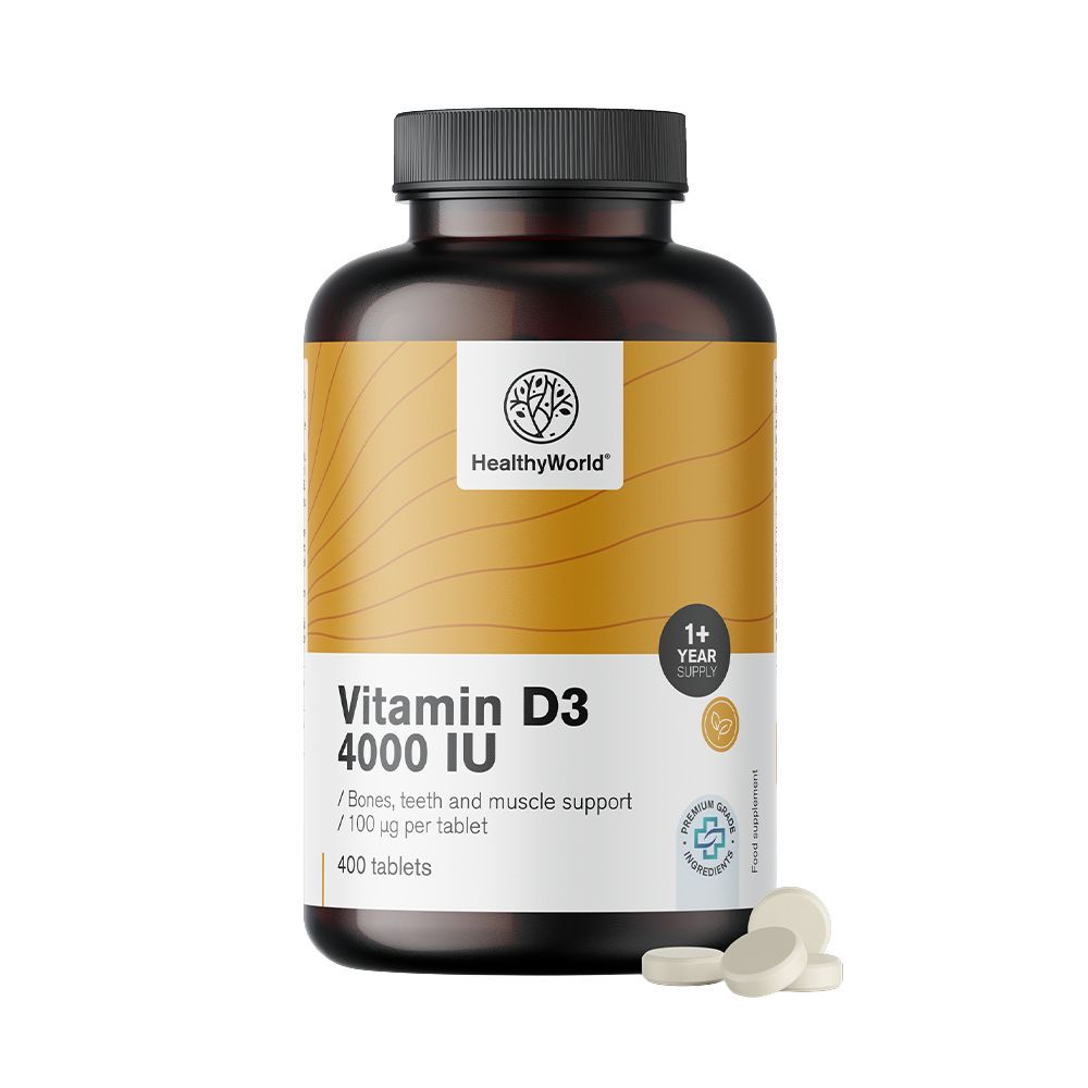 Braune Flasche mit schwarzem Deckel. Aufschrift: HealthyWorld, Vitamin D3 4000 IE. Enthält 400 Tabletten. Einige Tabletten liegen daneben.