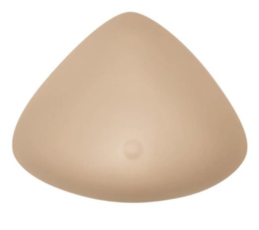 Brustprothese in Dreiecksform, hautfarben. Mit einer kleinen, runden Erhebung in der Mitte.