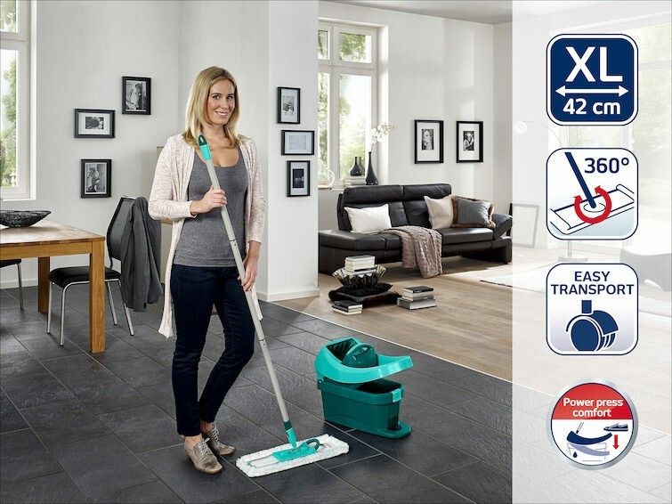 Frau mit Wischset in einem Raum. Eimer, Wischer, XL-Symbol, 42 cm. 360°-Drehgelenk. Easy Transport. Power-Press-Comfort.