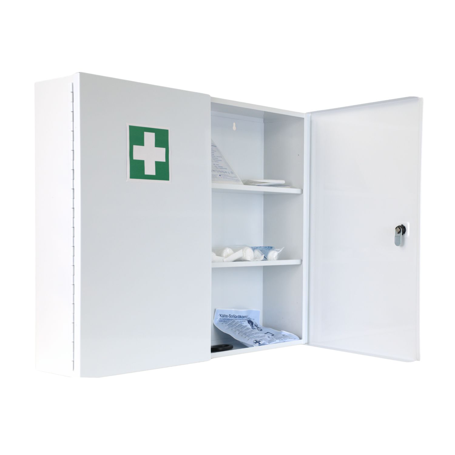 Weißer Verbandschrank mit grünem Kreuz. Offene Tür zeigt Regale und Inhalt. Metallschrank mit Schloss.