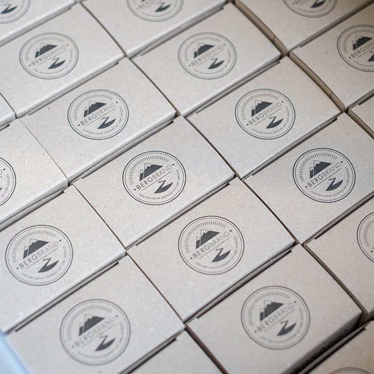 Zwei Männer in einem Kaffeegarten. Text: Ökologischer und nachhaltiger Anbau. Mann mit Hut und Mann mit weißem Hemd.