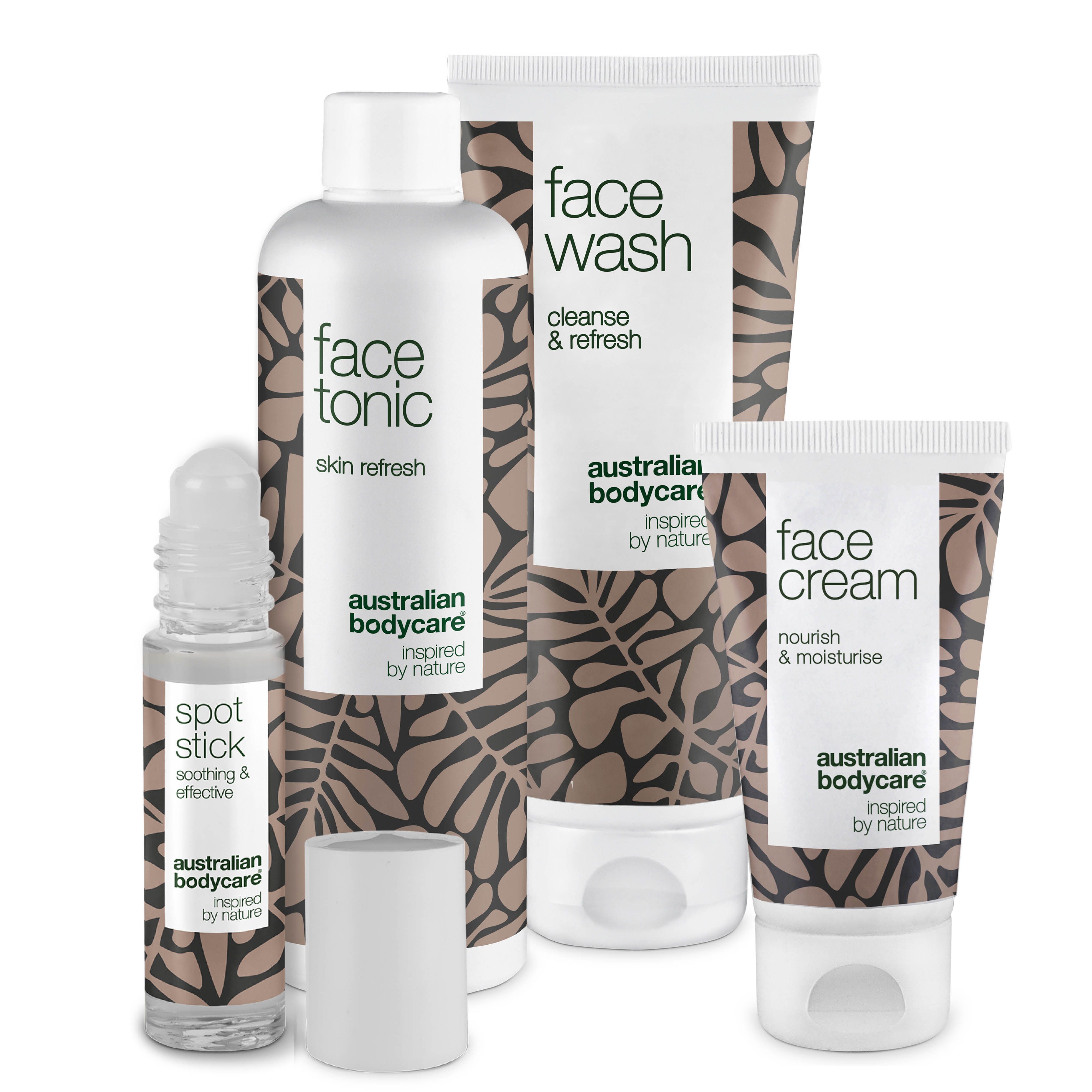 Set mit Face Wash, Face Tonic, Face Cream und Spot Stick. Weiße Verpackung mit braunem Muster und Text.