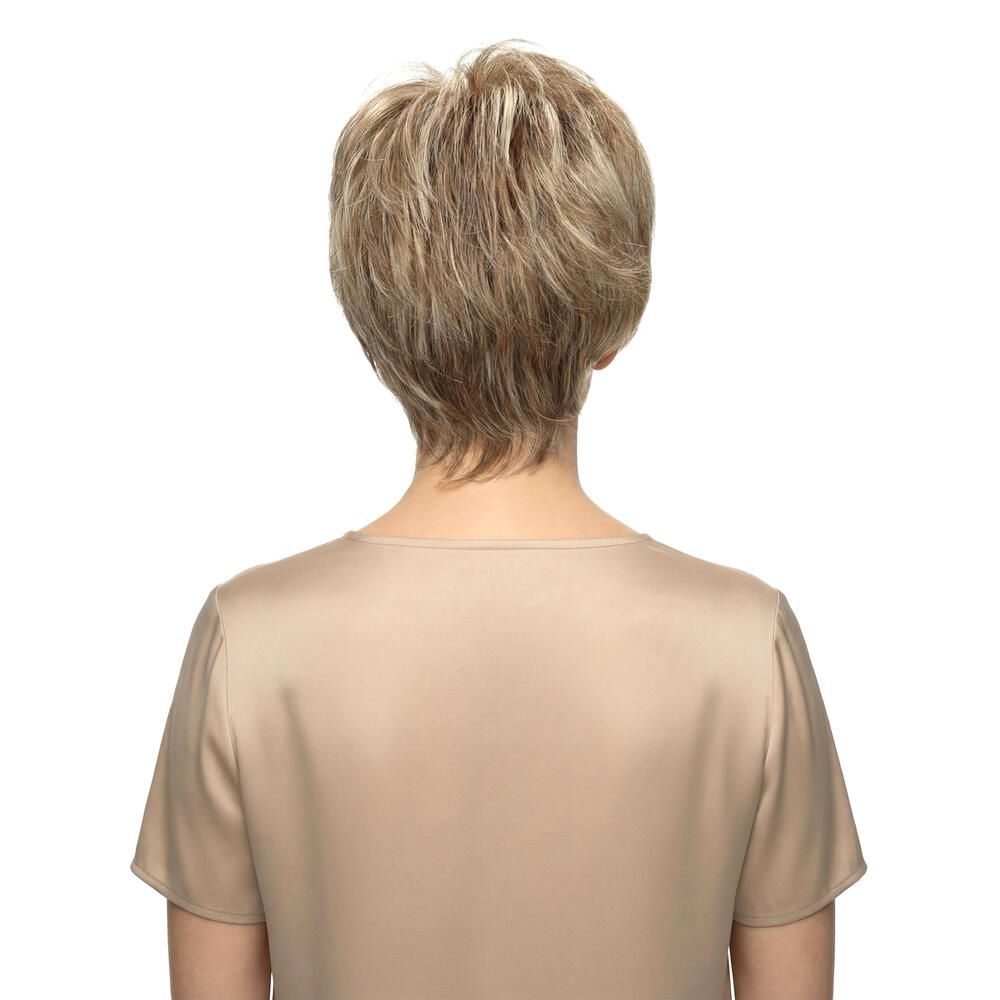 Kurzhaarperücke mit blonden Strähnen. Frau mit beigem Oberteil, Rückansicht.