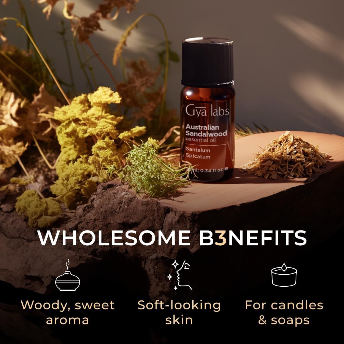 Braune Glasflasche mit Etikett. Text: "Gya labs", "Australian Sandalwood essential oil", "Santalum Spicatum". Auf Holz und Pflanzen.