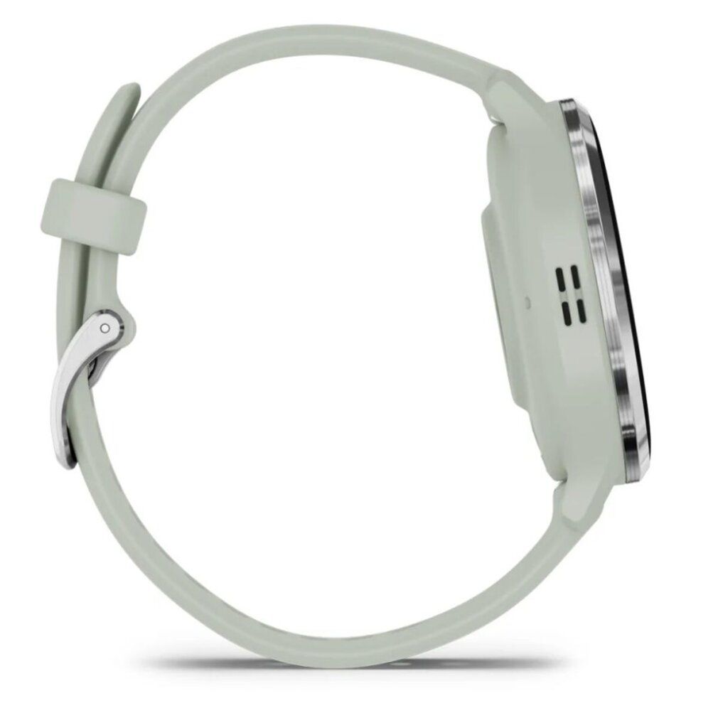 Smartwatch salbeigrau, silber. Seitliche Ansicht. Runde Form, hellgrünes Armband mit silberner Schließe. Zwei Knöpfe.