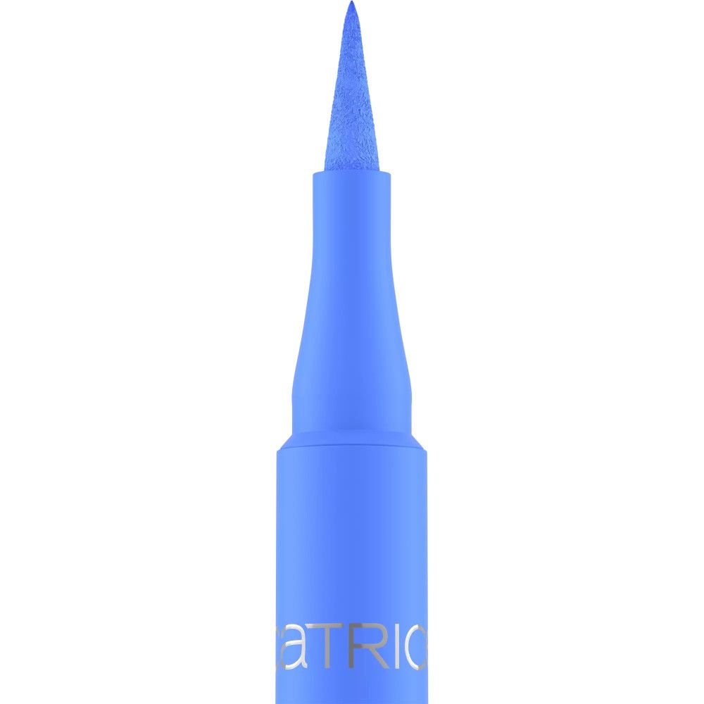 Nahaufnahme der Spitze eines blauen Eyeliners. Marke: CATRICE.