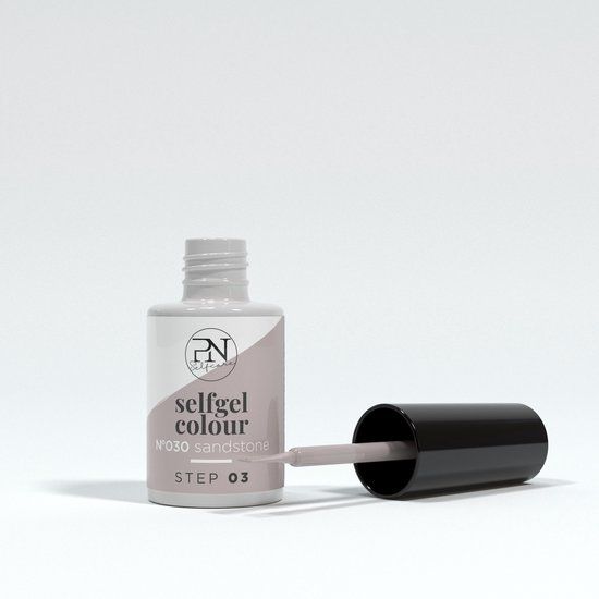 Nagellackflasche mit Pinsel und schwarzem Deckel. Aufschrift: PN Selfgel Colour N°030 Sandstone. Schritt 03.