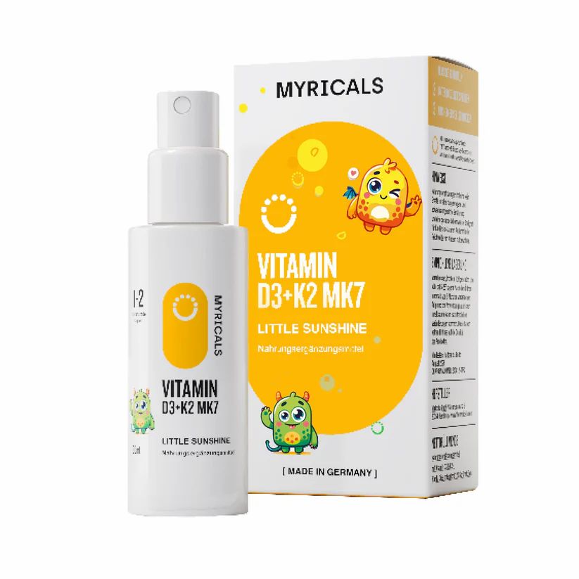 Produktverpackung mit Sprühflasche. Text: MYRICALS, VITAMIN D3+K2 MK7 LITTLE SUNSHINE. Made in Germany. Gelbes Design mit Monster-Illustrationen.