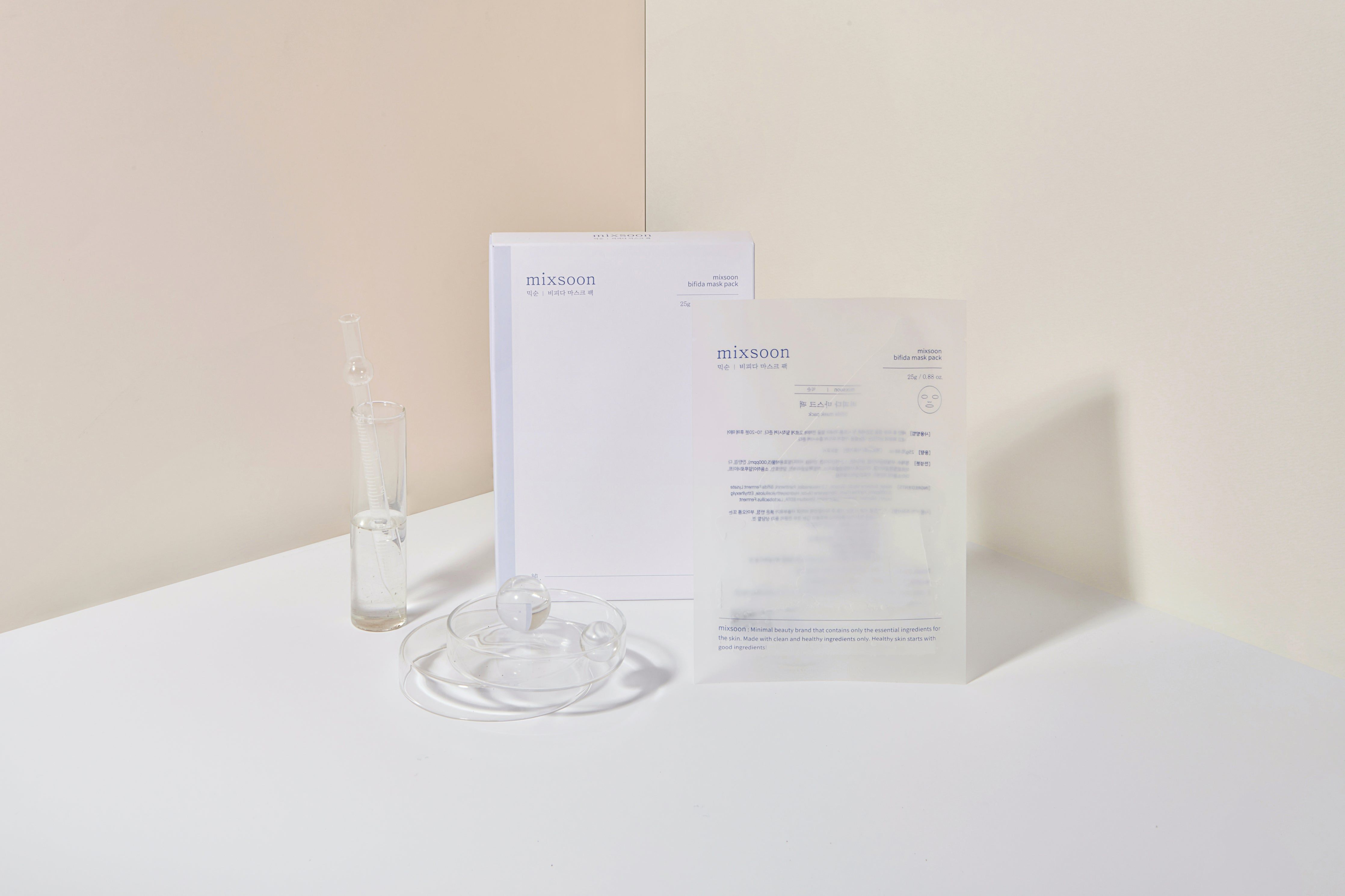 Produktpräsentation mit Verpackung, Ampulle, und Schälchen. Aufdruck: mixsoon. Hintergrund: hell, minimalistisch.