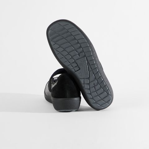 Schwarze Damenschuhe mit Klettverschluss und gemustertem Obermaterial.