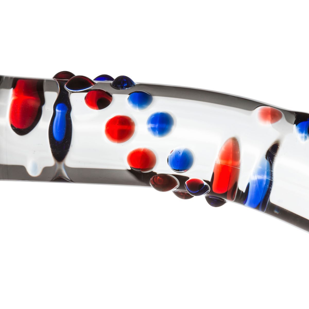 Nahaufnahme eines Glasdildos. Transparenter Schaft mit roten, blauen Punkten und Streifen. Detailansicht.