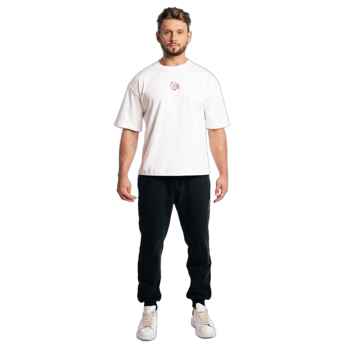 Herren Boxy-Oversized T-Shirt in Weiß, von vorne gezeigt, mit kleinem rotem Logo auf der Brust.