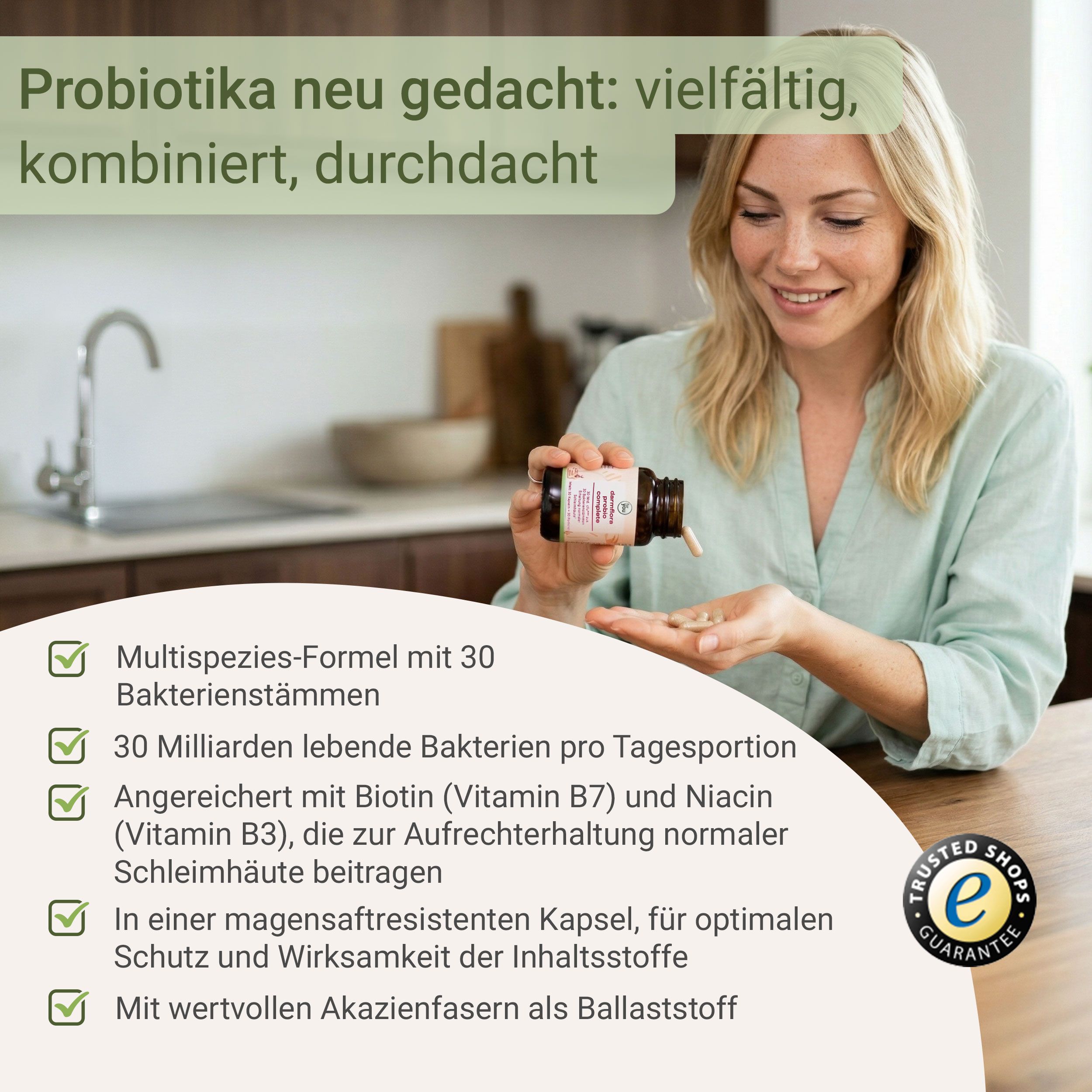 Frau hält eine Flasche mit Kapseln. Aufschrift: for you Darmflora probio complete. 30 Mrd. cfu aus 30 Bakterienstämmen. 30 Kapseln = 30 Portionen. Checkliste.