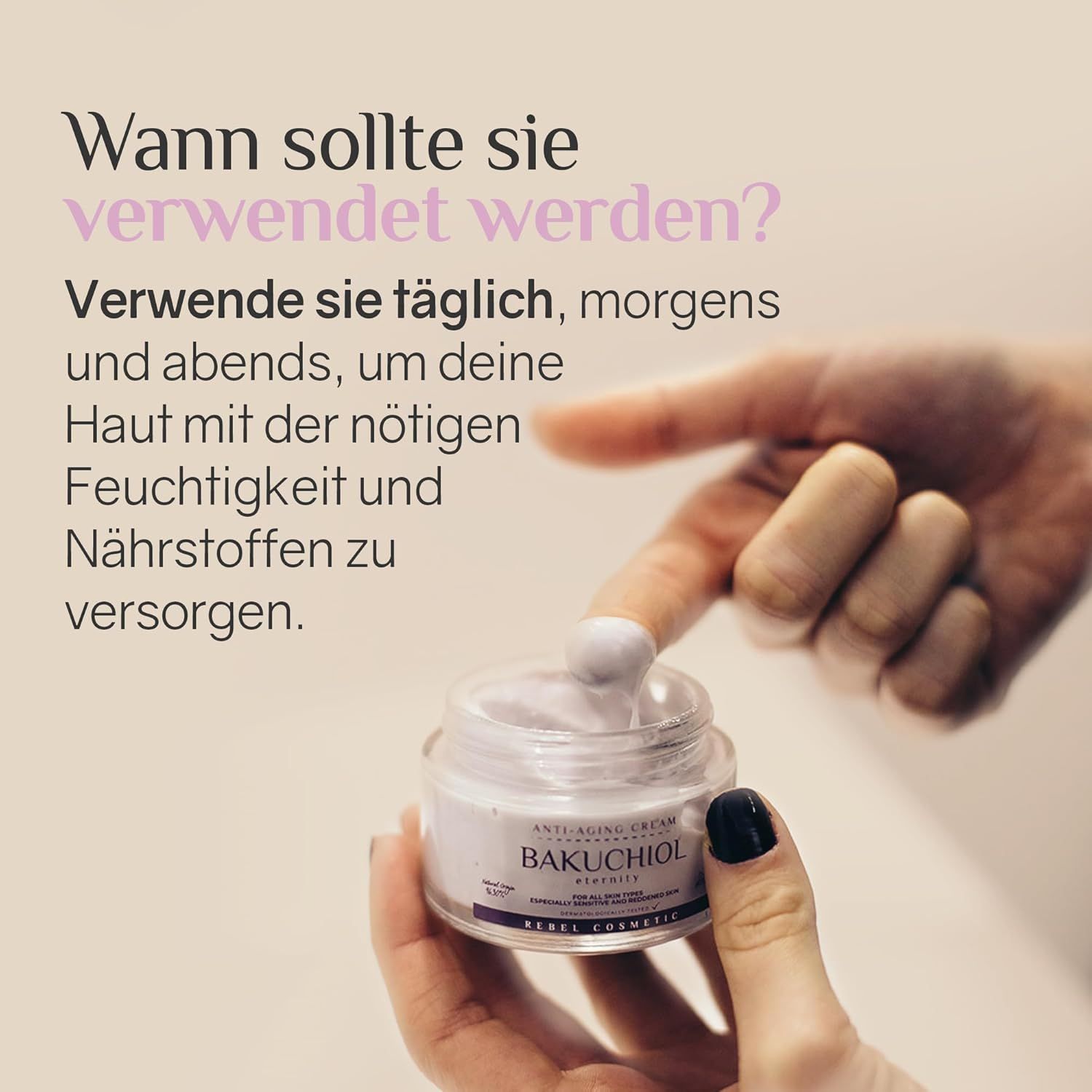 Hand entnimmt Creme aus Glas. Text: Wann sollte sie verwendet werden? Morgens und abends, um die Haut mit Feuchtigkeit zu versorgen.