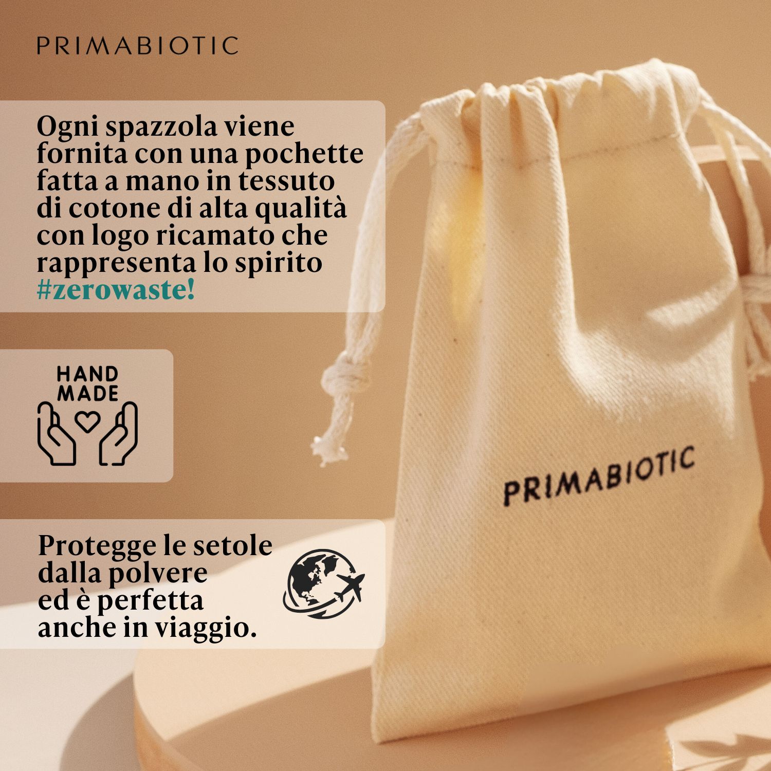 Beutel mit "PRIMABIOTIC" Aufdruck. Text: "Ogni spazzola viene fornita con una pochette fatta a mano in tessuto di cotone... #zerowaste!" Hand Made-Logo. Weltkugel-Symbol.