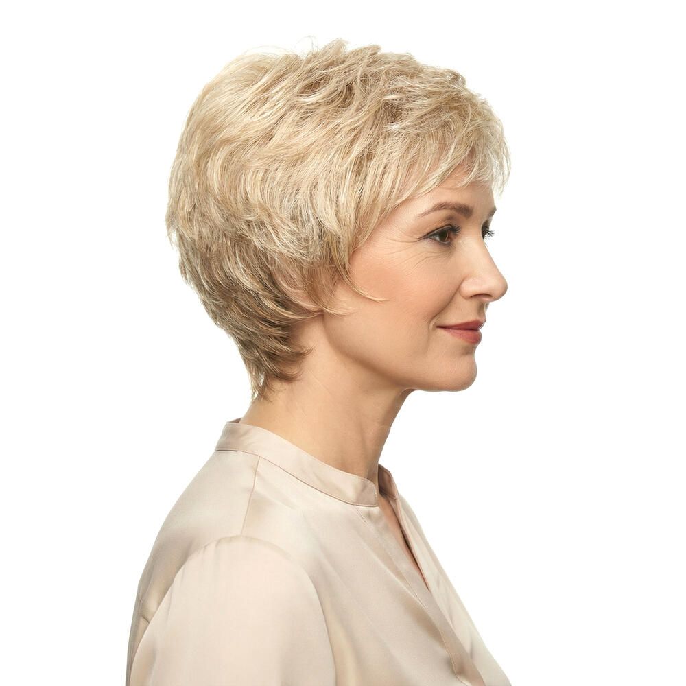 Kurzhaarperücke, blond, auf einer Frau getragen. Seitenansicht. Die Frau trägt ein helles Oberteil.