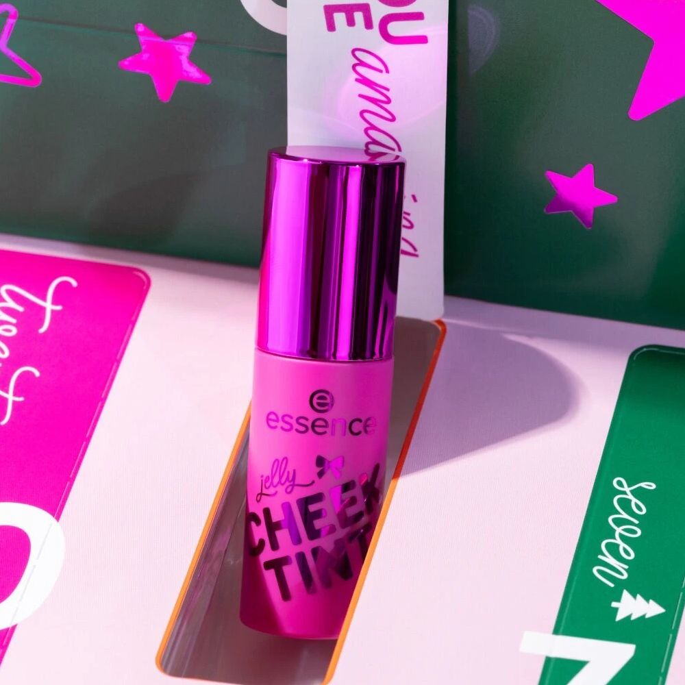 Rosa Tube mit pinkfarbenem Deckel. Aufschrift « Jelly Cheek Tint » und Markenlogo. Steht in einer Adventskalendertür.