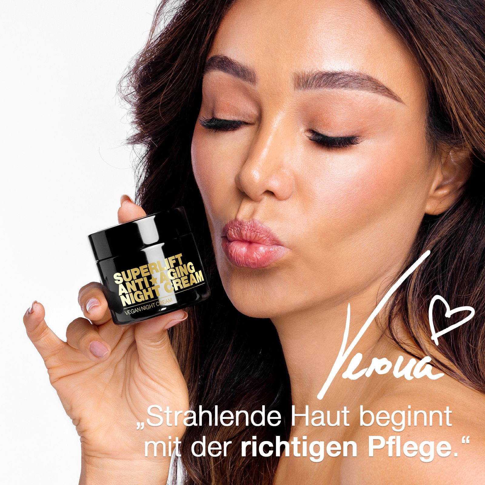 Dunkle Creme-Dose mit schwarzem Deckel. Aufschrift: SUPERLIFT ANTI-AGING NIGHT CREAM. Frau hält Dose, küsst. Text: Strahlende Haut beginnt.