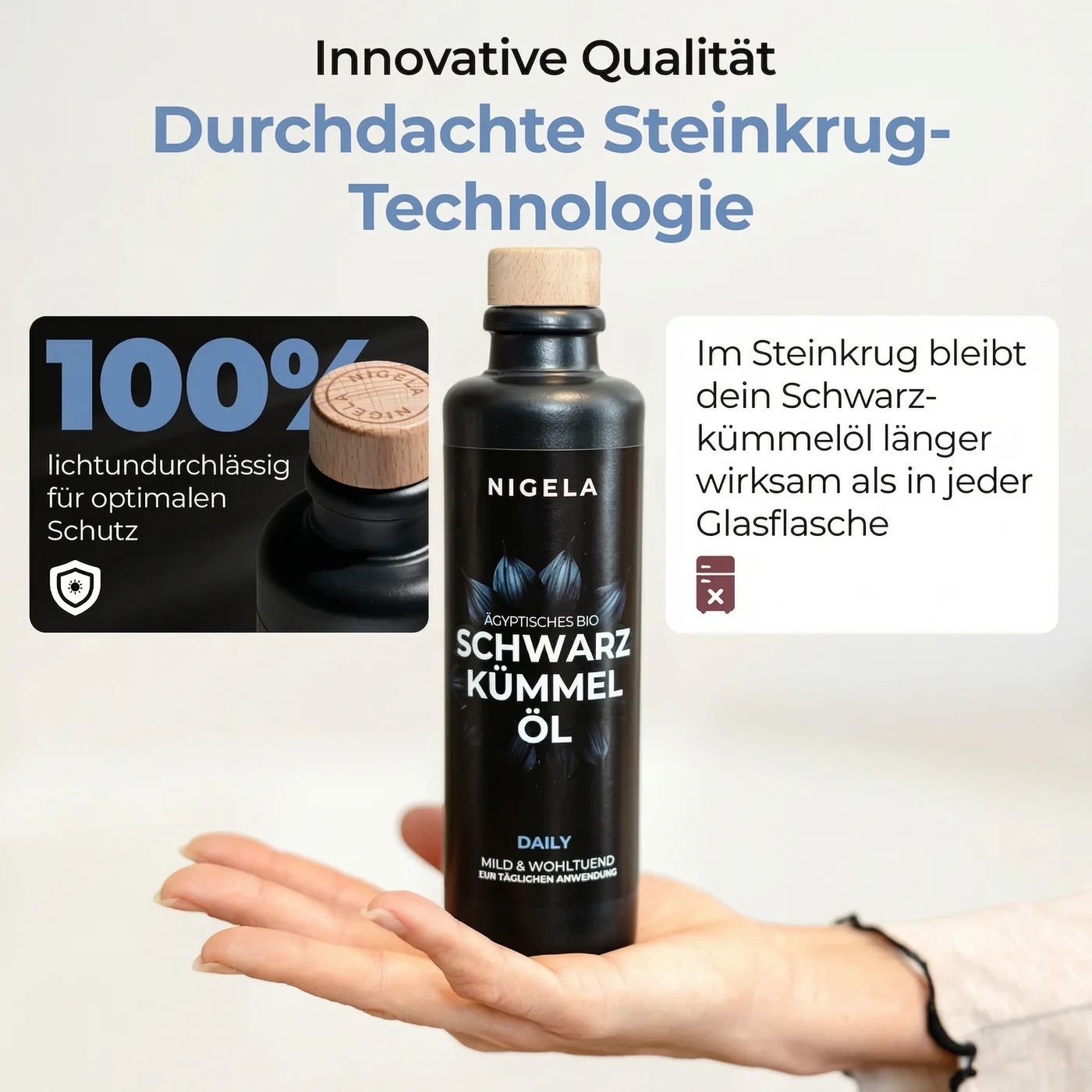 Hand hält eine schwarze Flasche Nigella DAILY Schwarzkümmelöl mit Holzverschluss. Text über Lichtschutz.