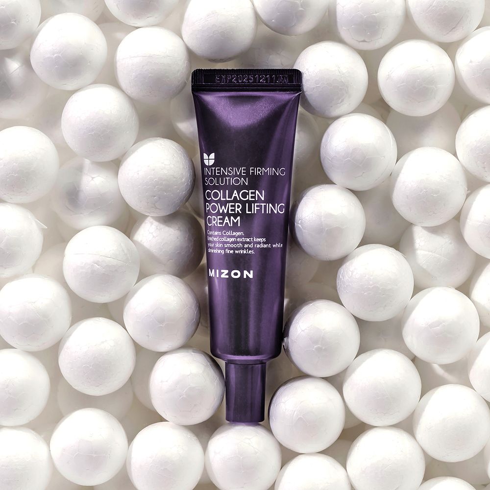 Lila Tube mit weißer Schrift, umgeben von weißen Kugeln. Beschriftung: Collagen Power Lifting Cream von MIZON. Enthält Collagen-Extrakt.