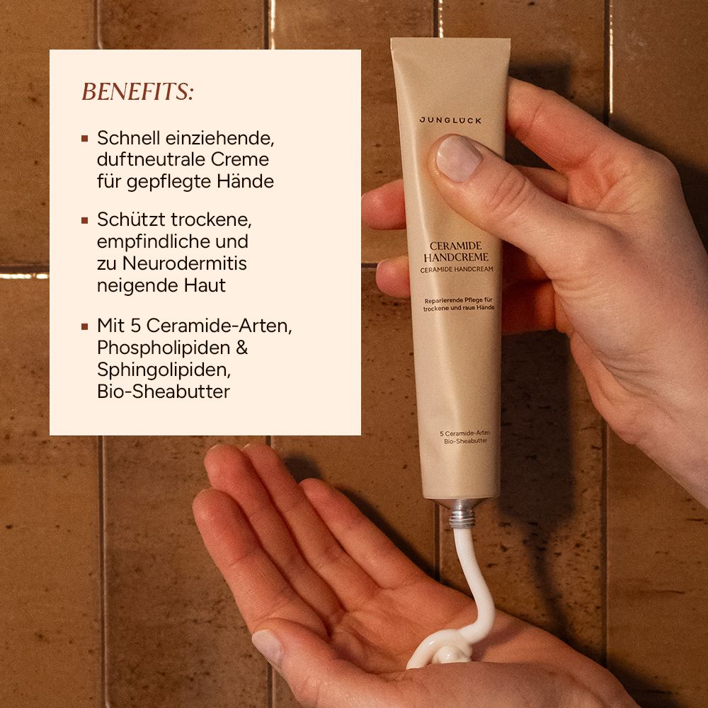 Hand hält Tube, Creme wird auf die Handfläche gedrückt. Text: Vorteile, 5 Ceramide-Arten, etc. Hintergrund: Holz.