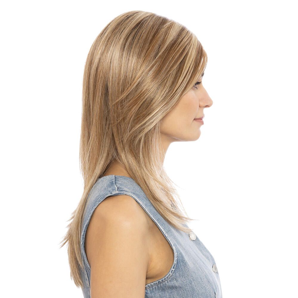 Perücke Anemone von Lofty. Blondes Haar mit dunklerem Ansatz. Frau mit Jeanshemd. Seitenansicht.