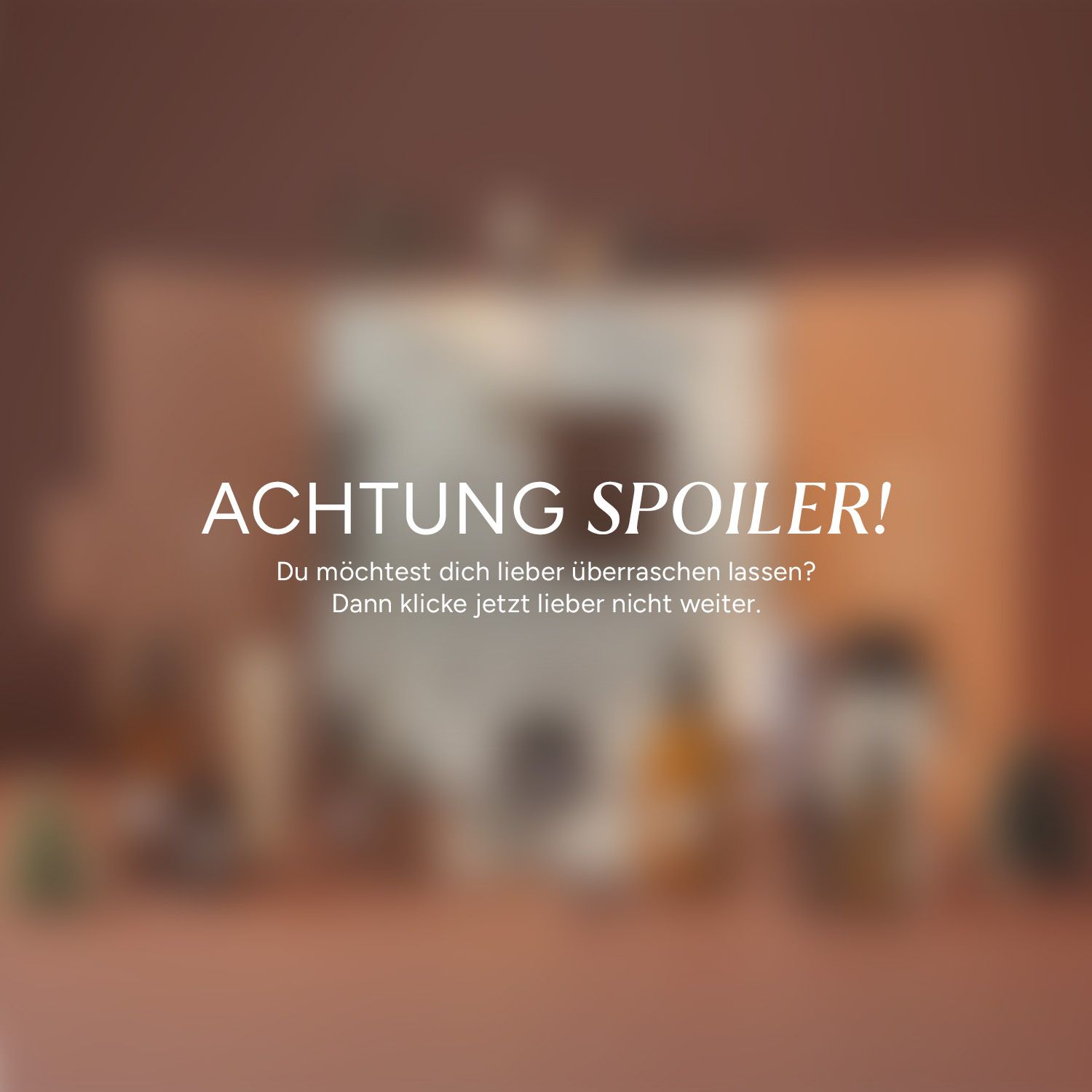 Verschwommenes Bild mit Text: ACHTUNG SPOILER! Text vor unscharfem Hintergrund mit Produkten.