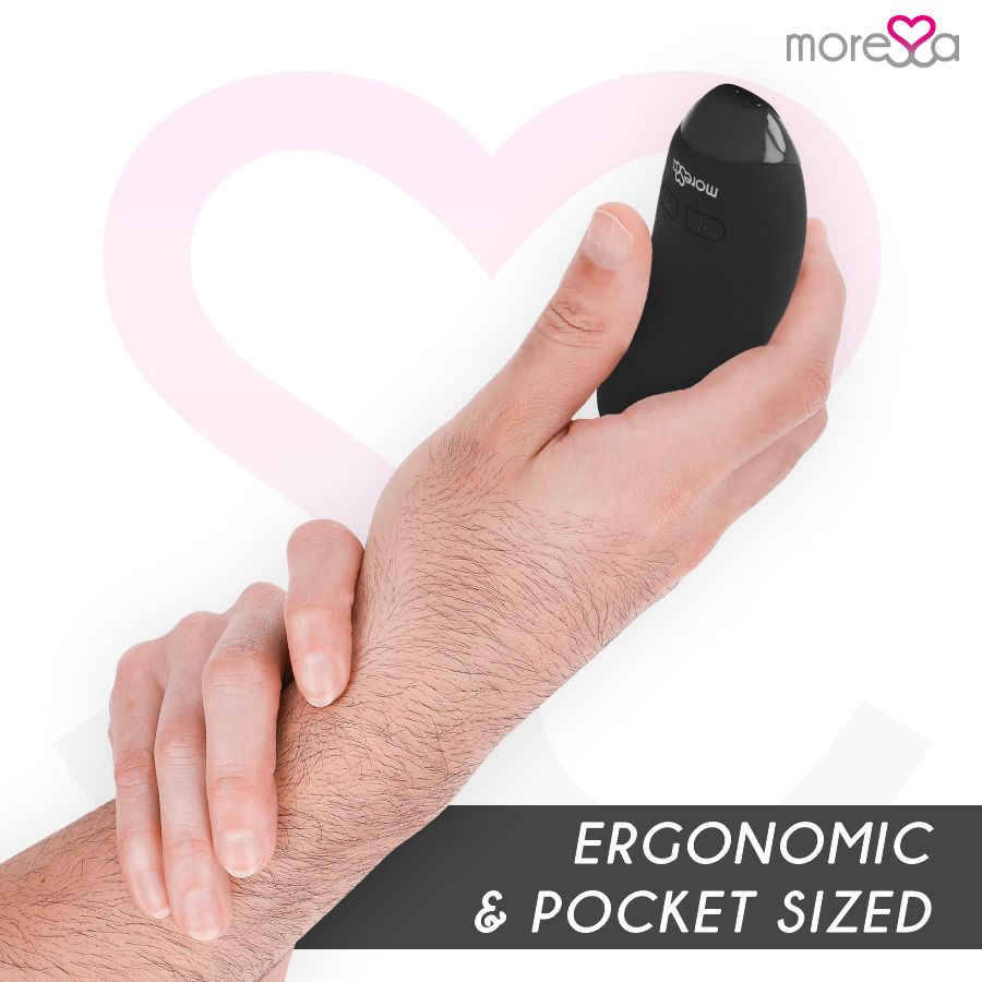 Eine Hand hält einen schwarzen, ovalen Vibrator. Text: "Ergonomisch & Taschenformat". Das Logo "more❤sa" ist sichtbar.