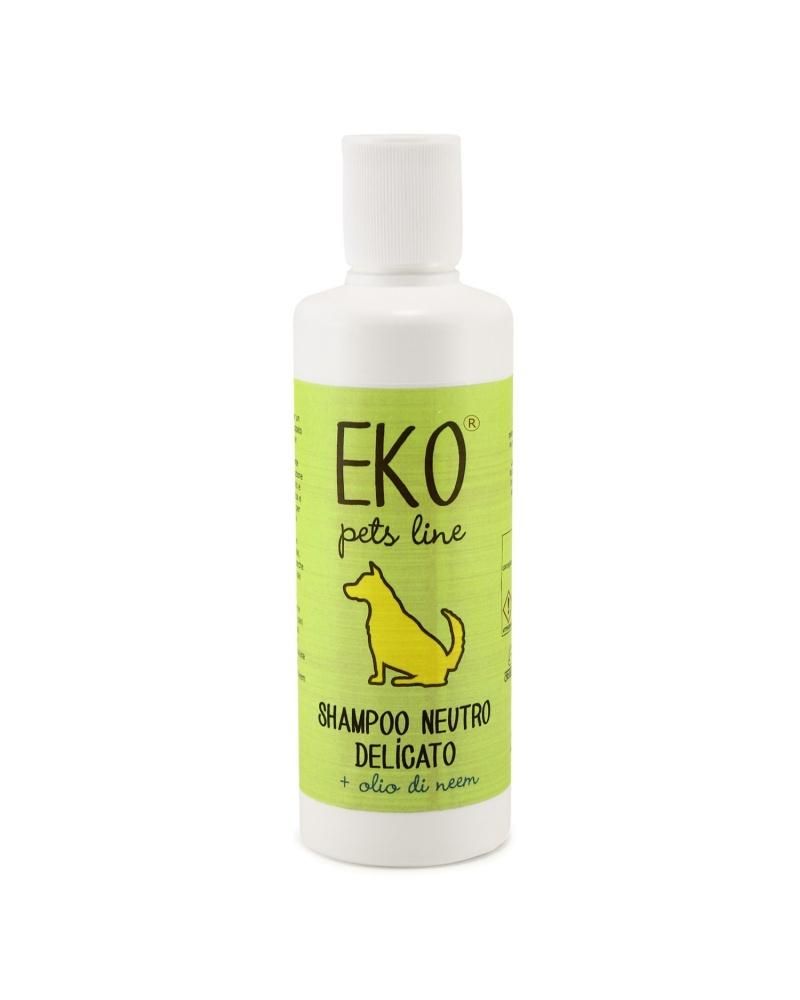Una bottiglia bianca di shampoo Eko Pets Line per cani, neutro e delicato, con olio di Neem. L'etichetta verde mostra un cane giallo e testo in italiano, che descrive le proprietà e i benefici dello shampoo per cani.