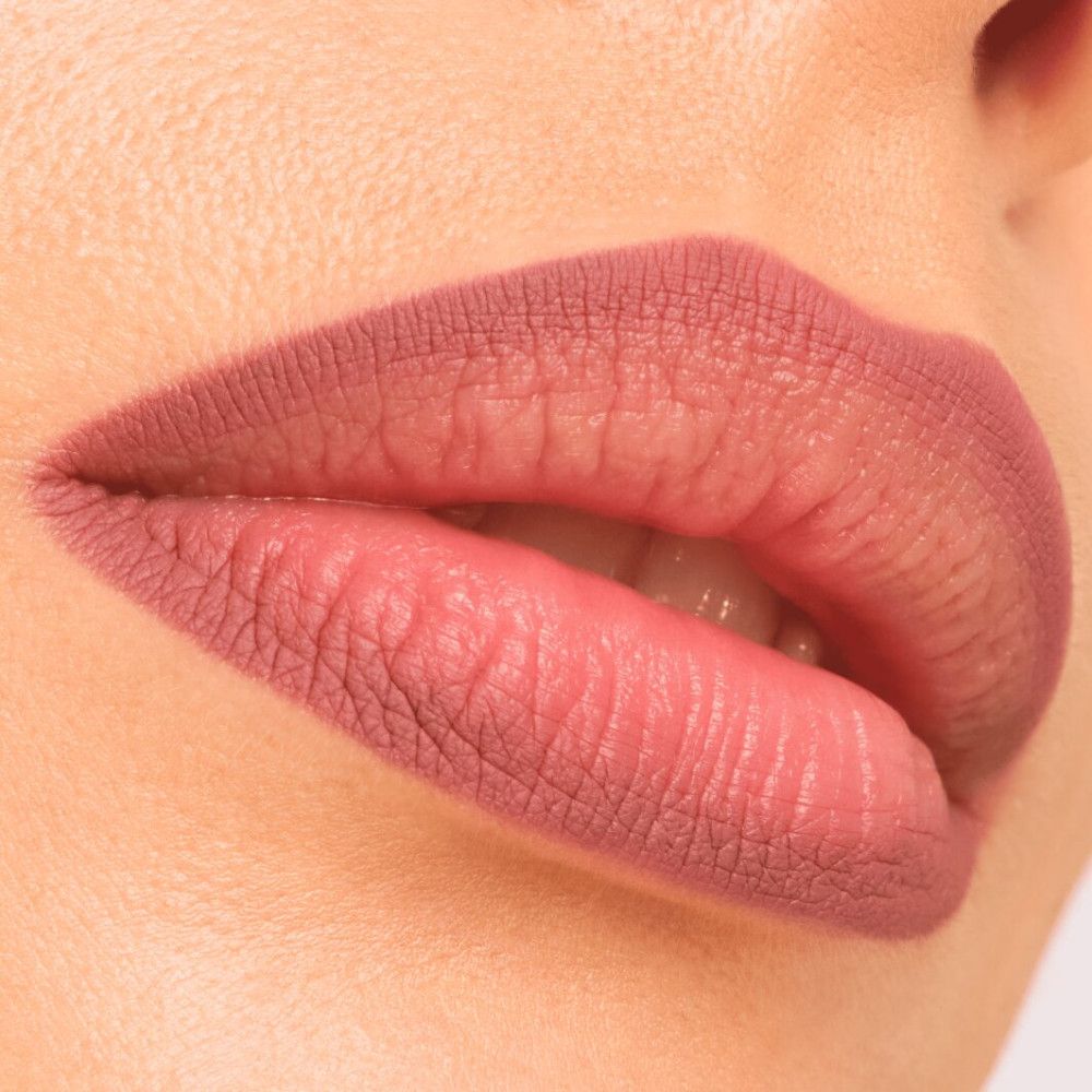 Nahaufnahme von Lippen. Lippenstift in Rosa-Braun. Glatte Oberfläche. Deutliche Lippenkontur.