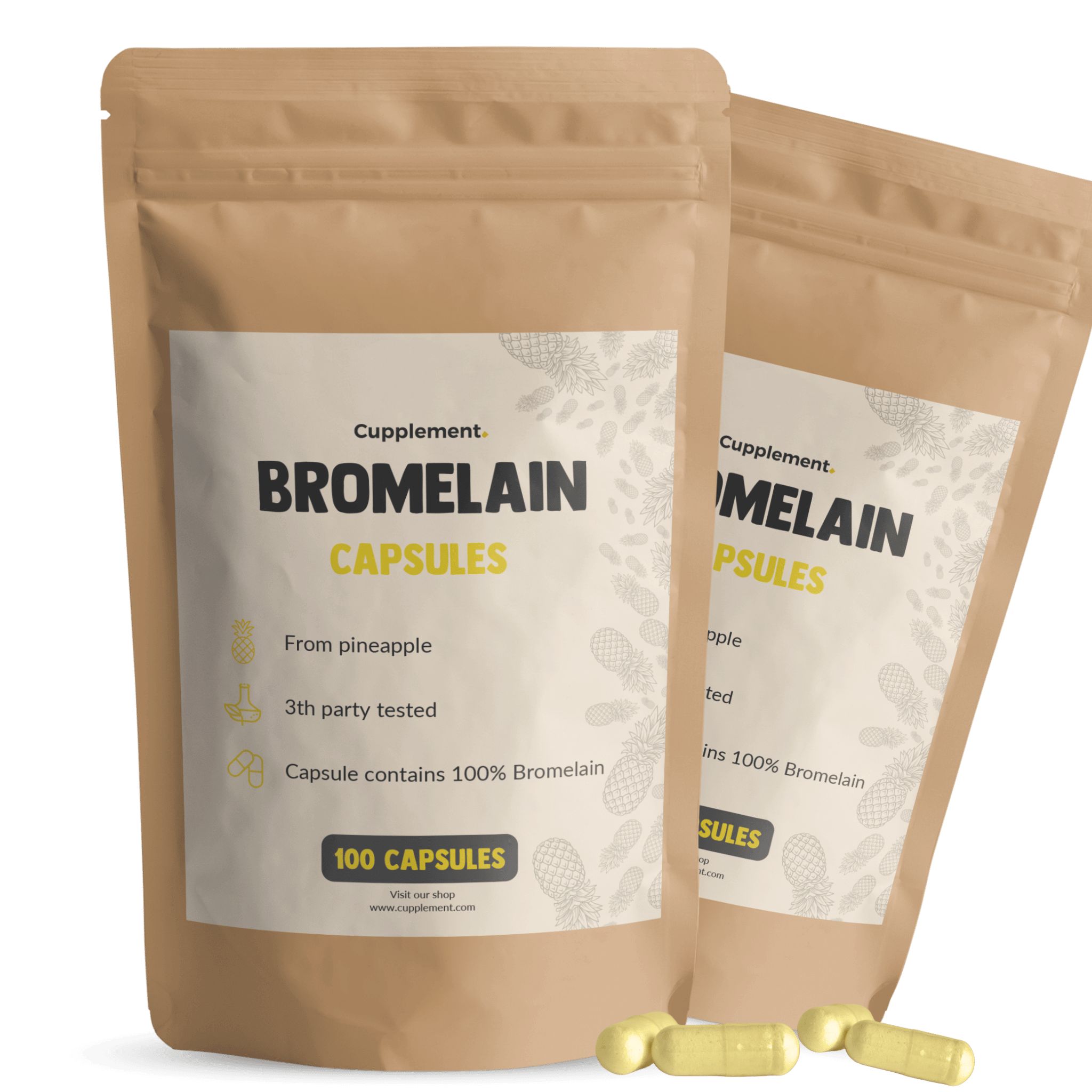 Zwei Beutel mit Bromelain-Kapseln. Aufschrift: Cupplement, Bromelain, 100 Kapseln. Gelbe Kapseln liegen daneben.