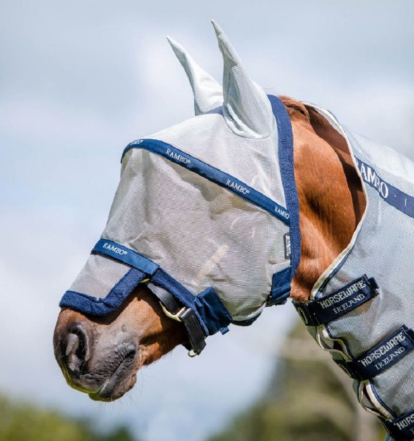 Pferde-Fliegenmaske mit blauem Rand und Logo. Ohrenschutz und Nasenbereich. Marke: Horseware Rambo.