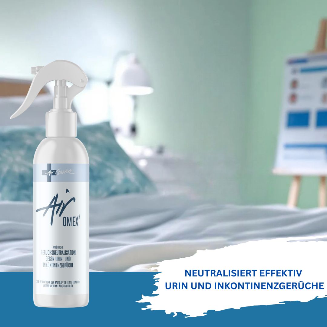 Weiße Sprühflasche mit Air Creative Airomex-Logo. Im Hintergrund: Schlafzimmer mit Bett. Text: Neutralisiert effektiv Urin- und Inkontinenzgerüche.