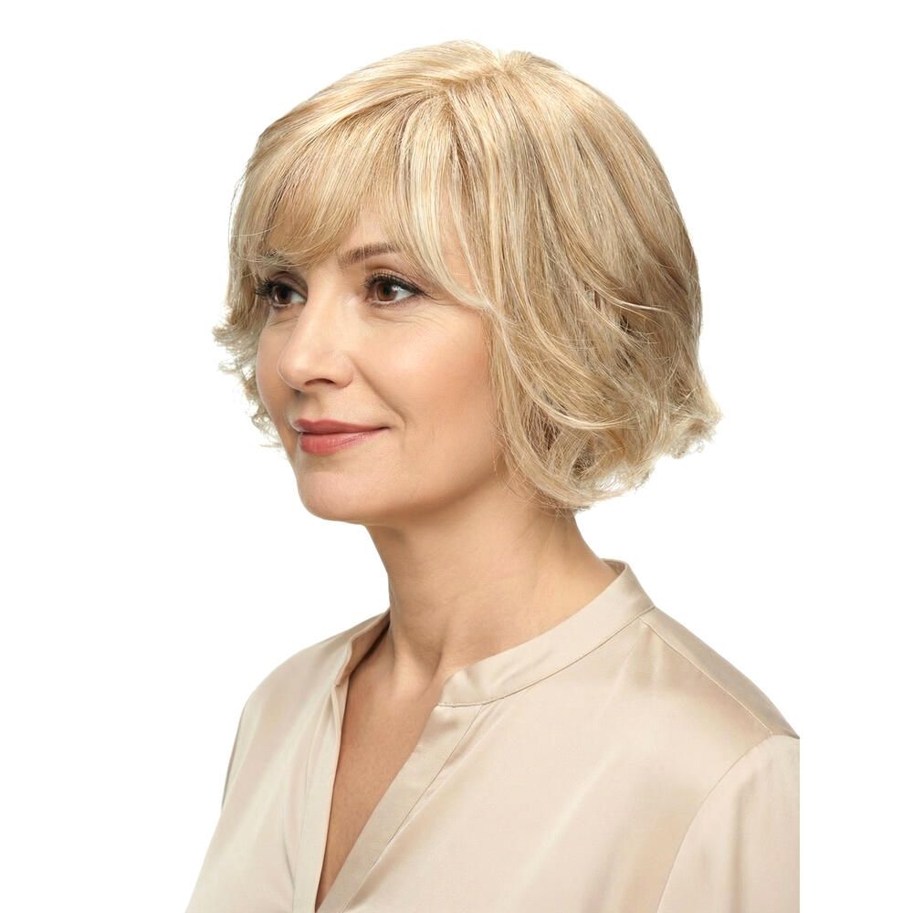 Blonde Perücke mit Pony, welligem Haar. Frau im Profil, beiges Oberteil.