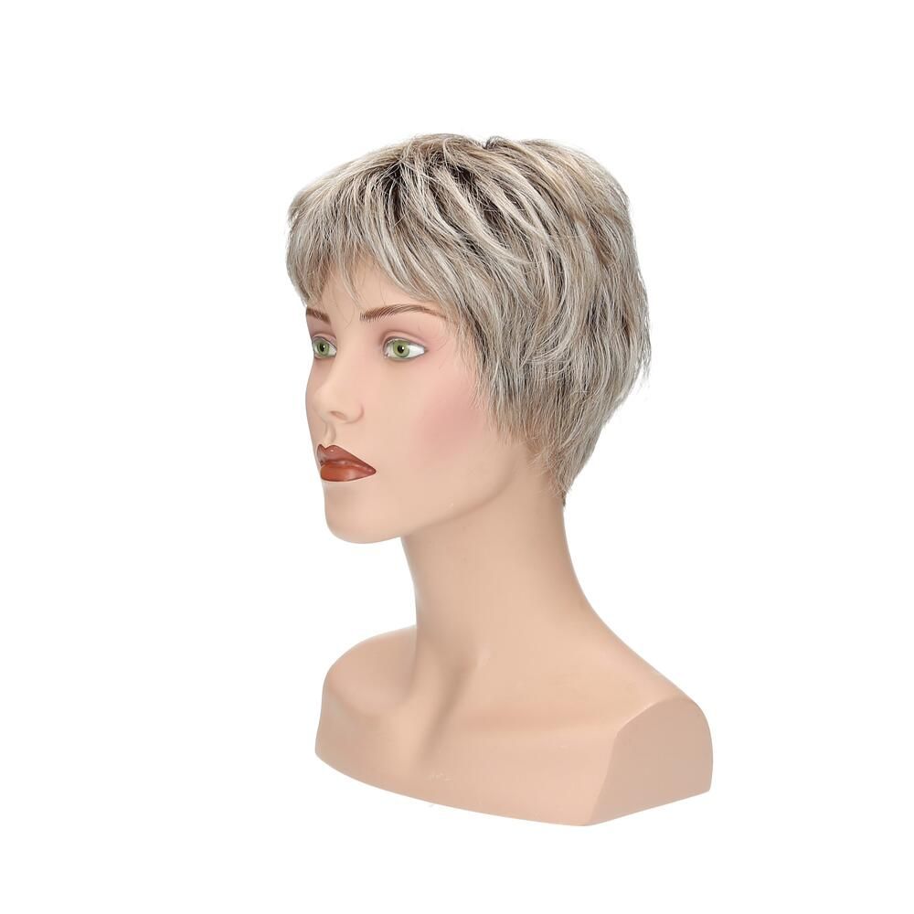 Perücke Lima auf einer Büste. Kurzer, gestufter Schnitt in Blond- und Grautönen. Seitenansicht.