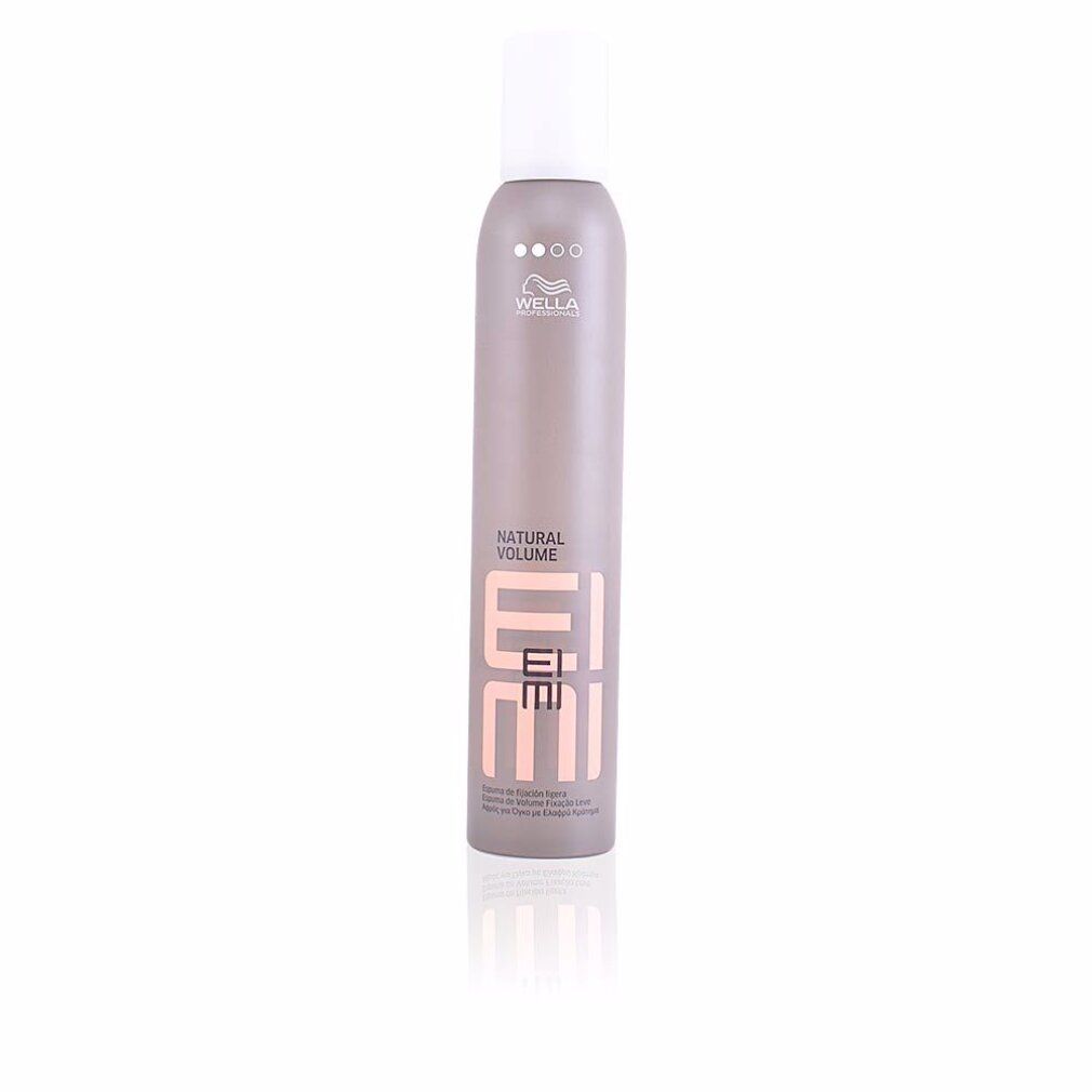 Graue Sprühflasche mit weißem Deckel. Aufschrift: Wella Eimi Natural Volume. Rosa Schrift.