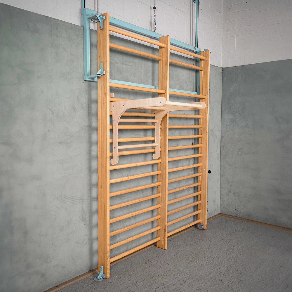 Klimmzugbügel Multi an Sprossenwand montiert. Holz, blaues Metall. Mehrere Sprossen.