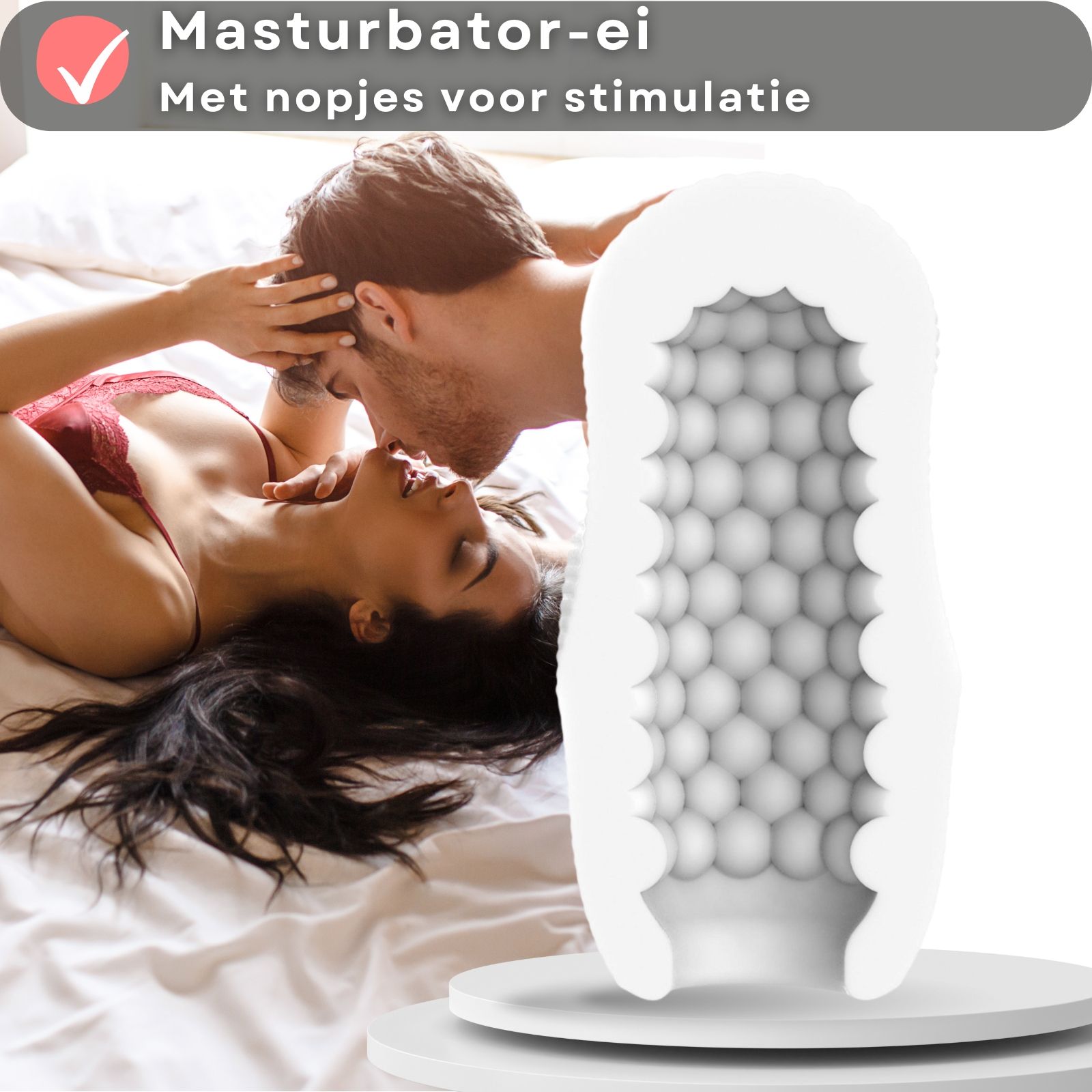 Wit masturbator-ei met noppen. Koppel op de achtergrond. Tekst: Masturbator-ei. Met nopjes voor stimulatie.