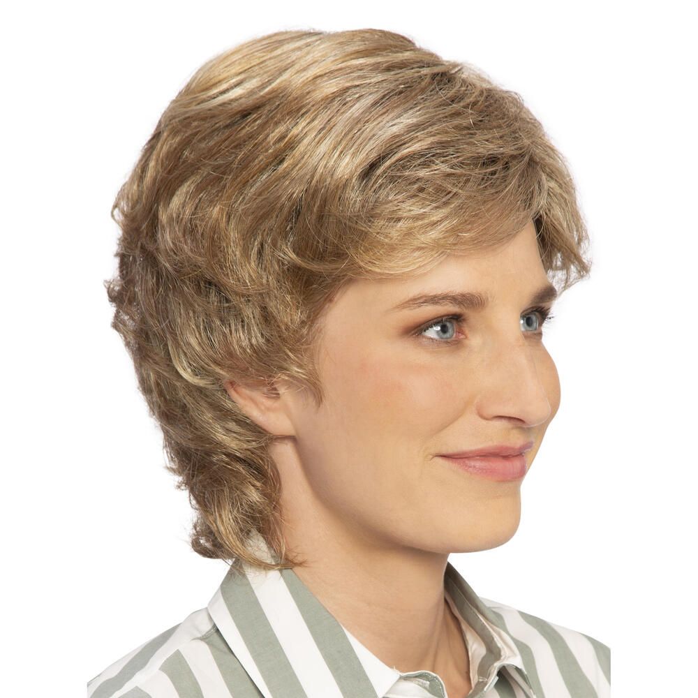 Blonde Perücke mit kurzem, gewelltem Haar. Dreiviertelansicht. Person trägt gestreiftes Hemd.