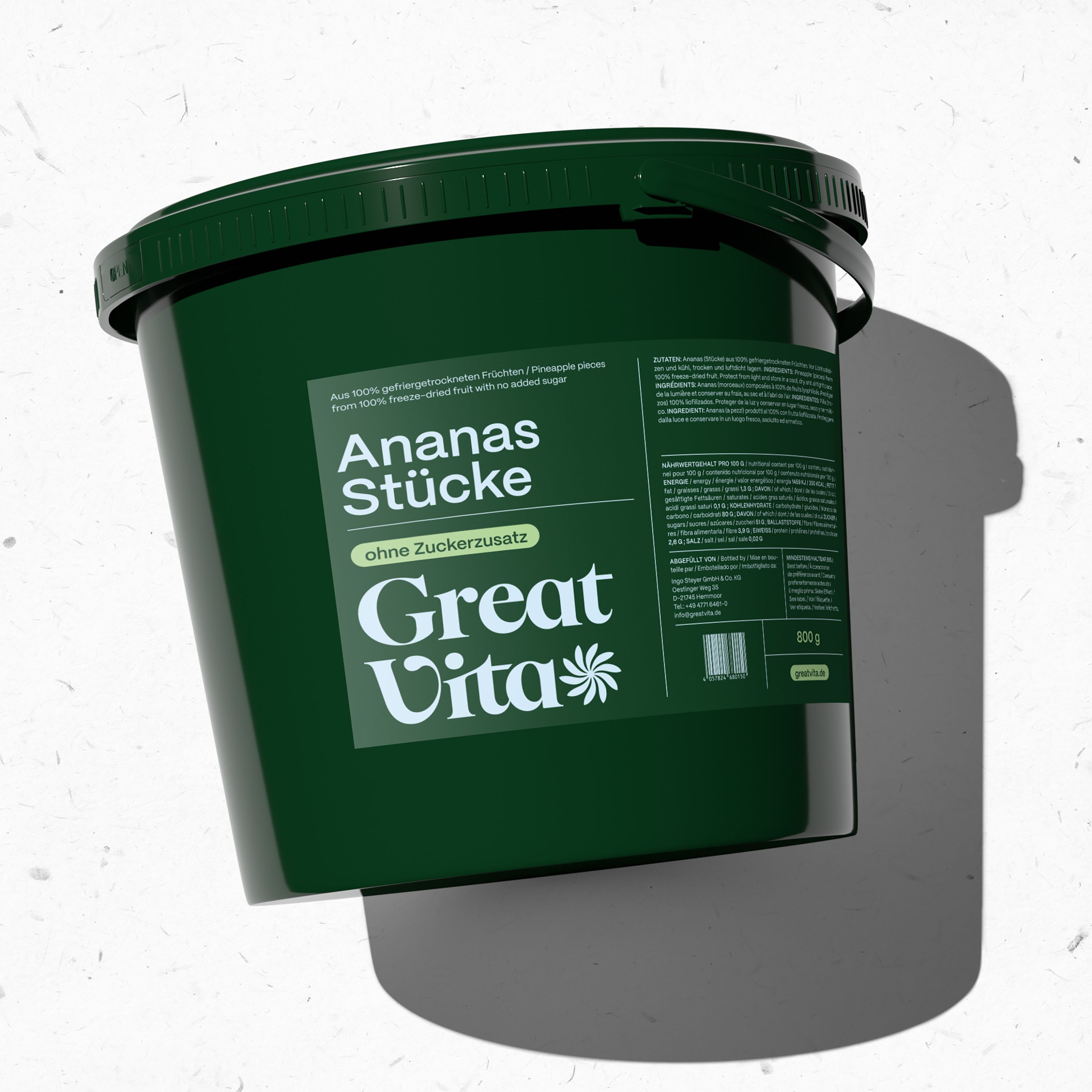 Grüner Eimer mit Aufschrift "Ananas Stücke" und "Great Vita". Schattenwurf.