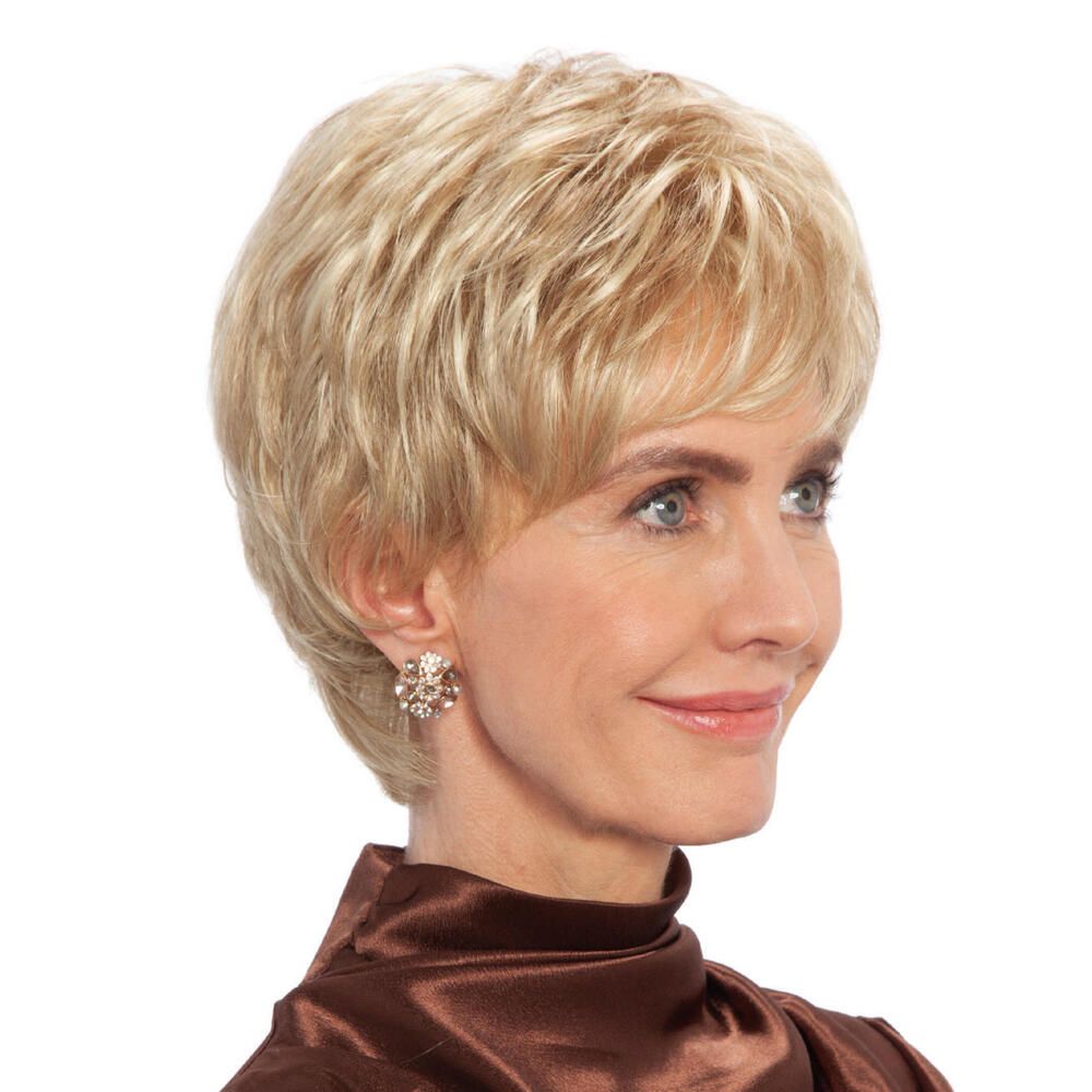 Blond gefärbte Perücke. Kurzer, gestufter Schnitt. Frau mit brauner Bluse. Seitenansicht.