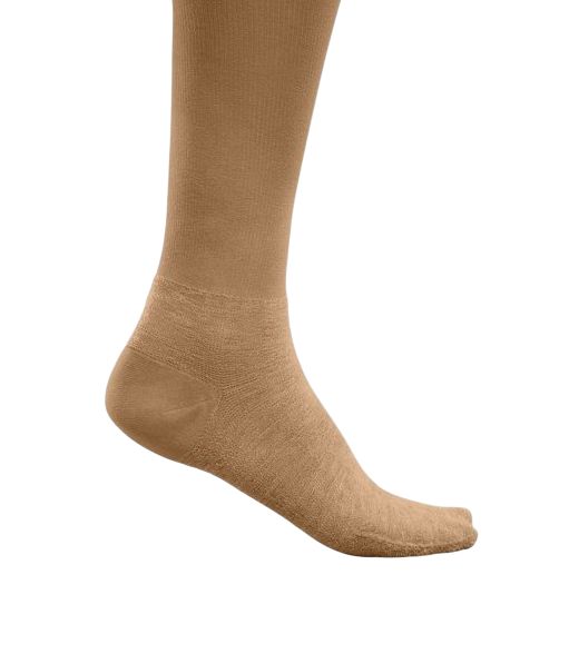 Beige Kompressionsstrumpf am Fuß. Trikotabschlussrand. Zehenbereich geschlossen.