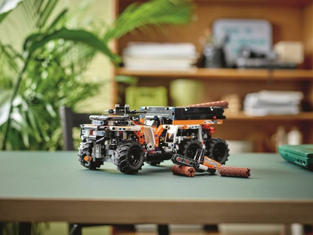 LEGO Technic Fuoristrada. Il modello è su un tavolo. Piante e scaffali sullo sfondo. Il modello è assemblato.