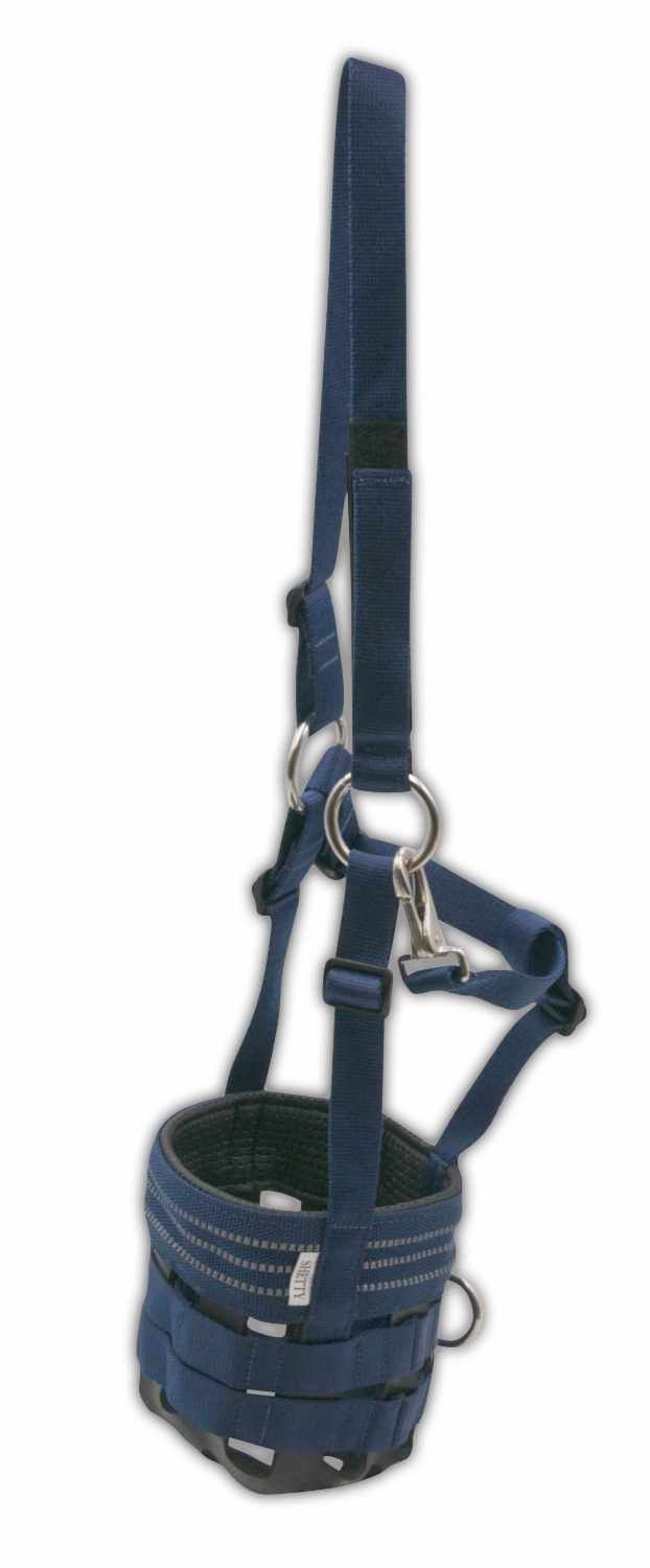 Blauer Maulkorb mit Riemen und Metallringen. Schwarzer Korbteil mit Öffnungen. Reflektierende Streifen. 
