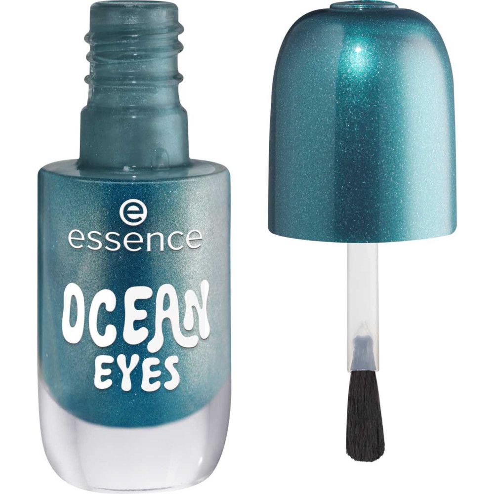 Nagellackflasche, geöffnet. Türkis-farbener Lack, weißer Schriftzug "OCEAN EYES". Pinsel sichtbar.
