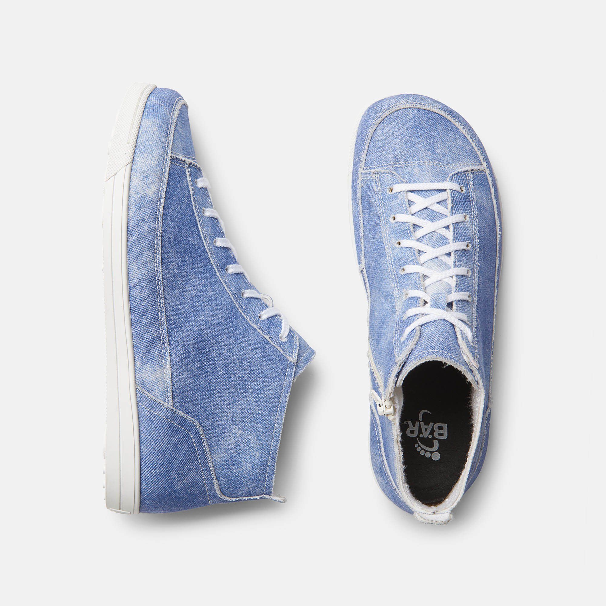Hellblaue Stiefeletten aus Jeansstoff. Blick auf die Sohle und Innenseite mit BÄR-Logo. Weiße Schnürung.