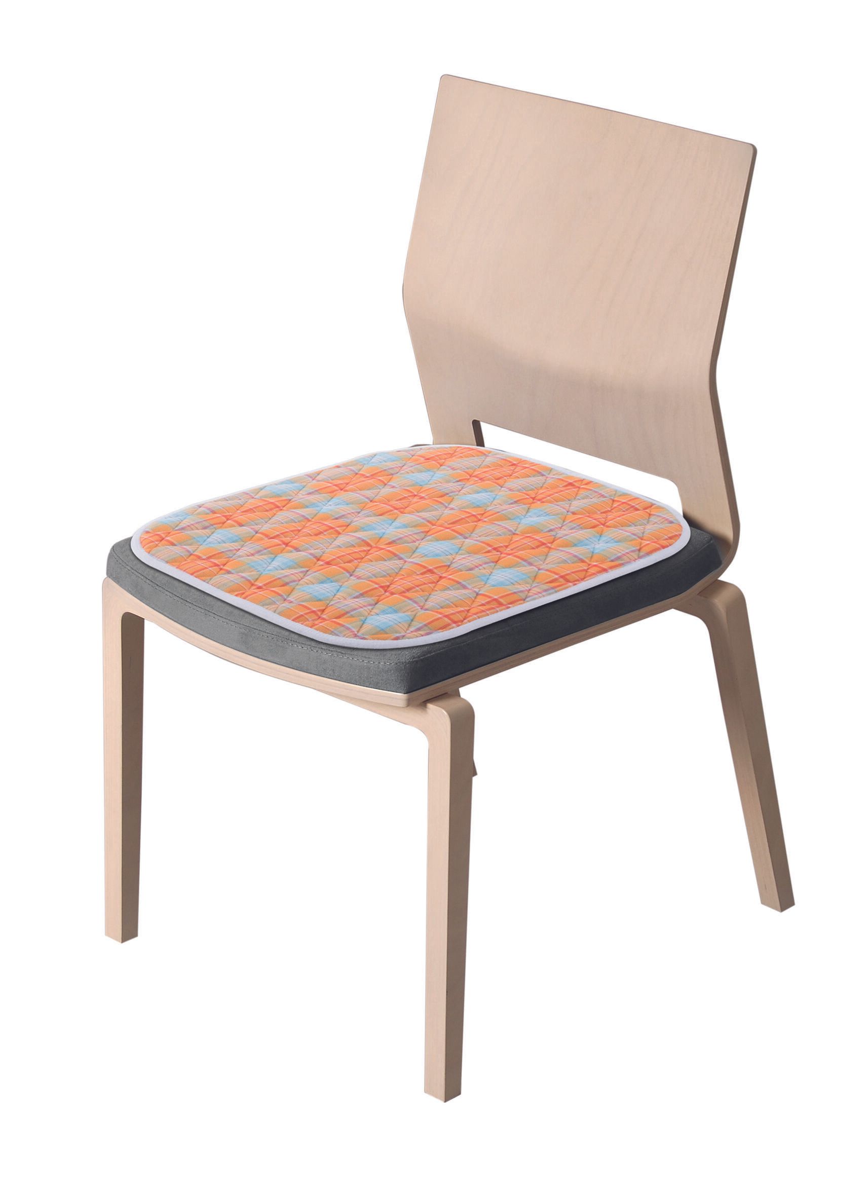 Sitzauflage auf Stuhl. Quadratisch, orange-blaues Muster, weißer Rand. Graue Unterlage. Holzstuhl.
