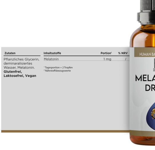 Detailansicht der Flasche. Etikett mit Inhaltsstoffen und Nährwertangaben. "Melatonin Drops" und Logo.