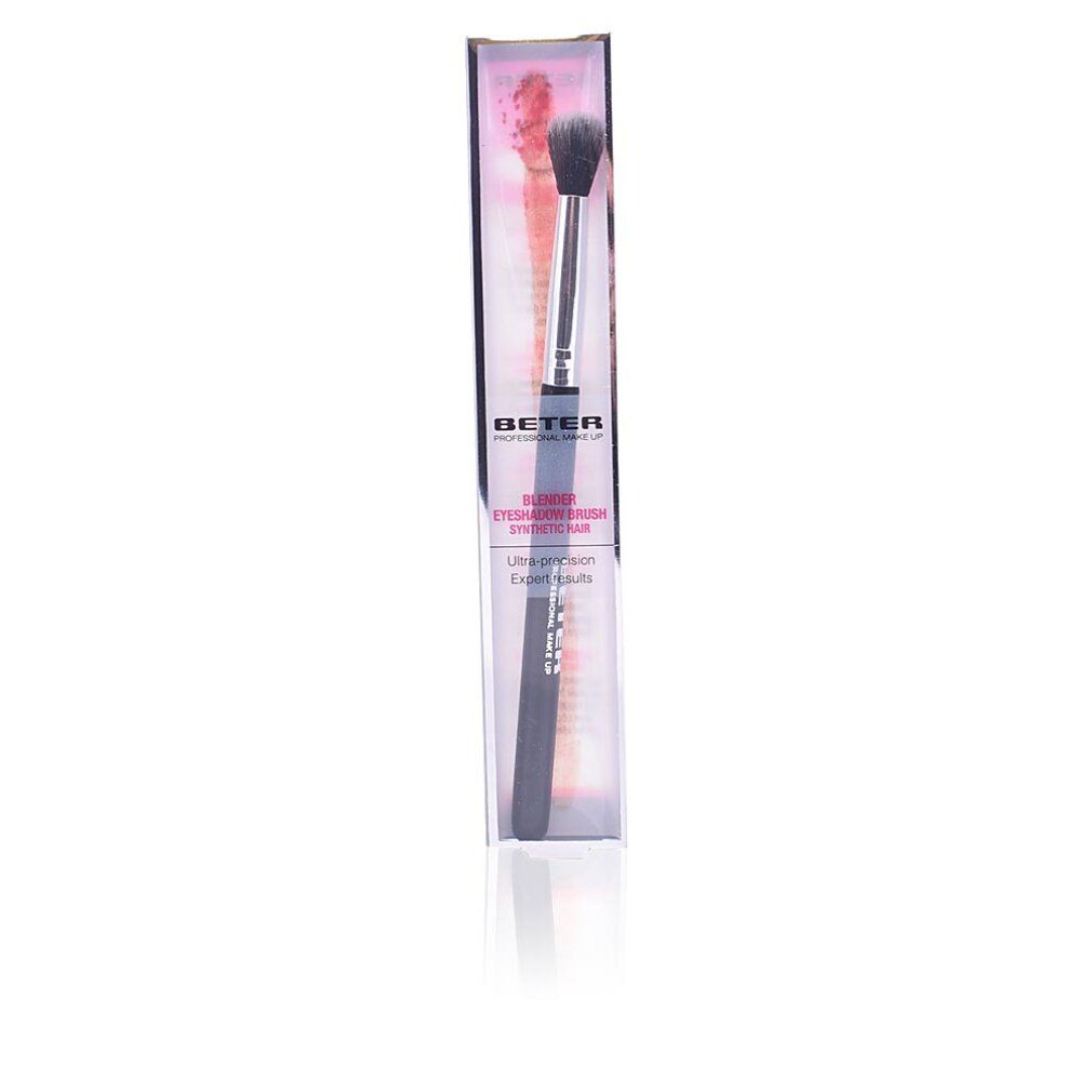 Beter Blender Lidschattenpinsel. Schwarzer Griff, silberne Hülse, synthetische Borsten. In transparenter Verpackung mit Produktnamen.