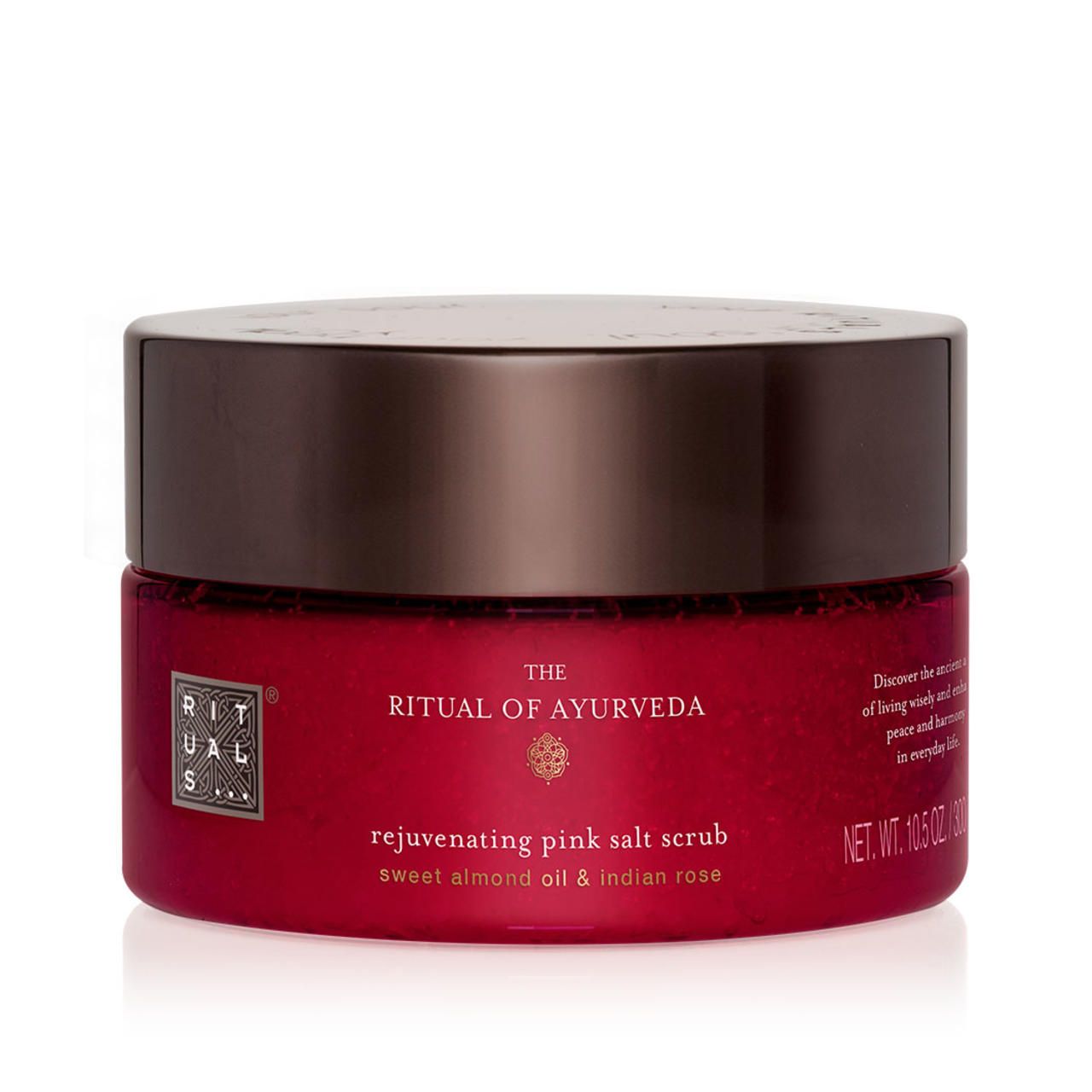 Roter Tiegel mit braunem Deckel. Aufschrift: The Ritual of Ayurveda, Rejuvenating pink salt scrub. Inhaltsstoffe: Sweet almond oil & indian rose.